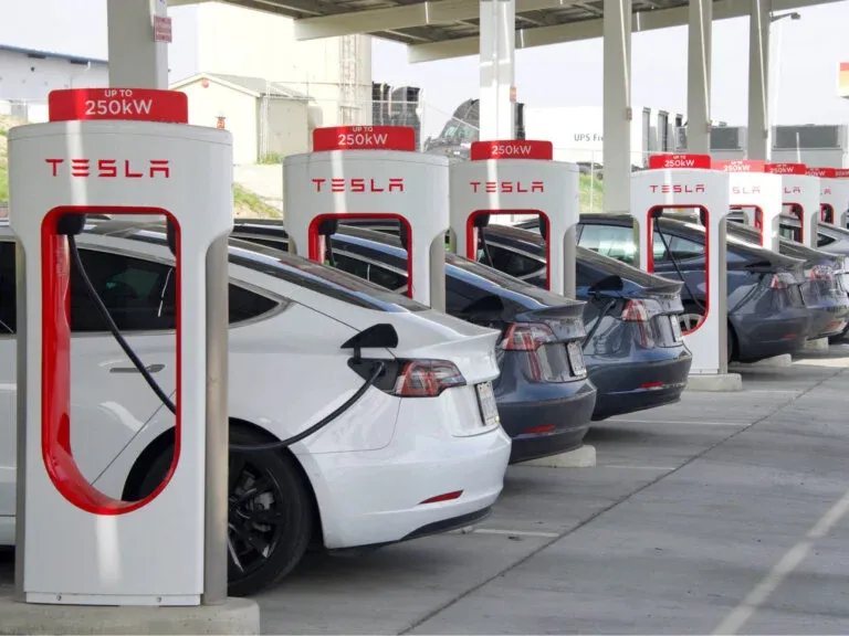 borne-recharge-voiture-electrique-tesla-768x576